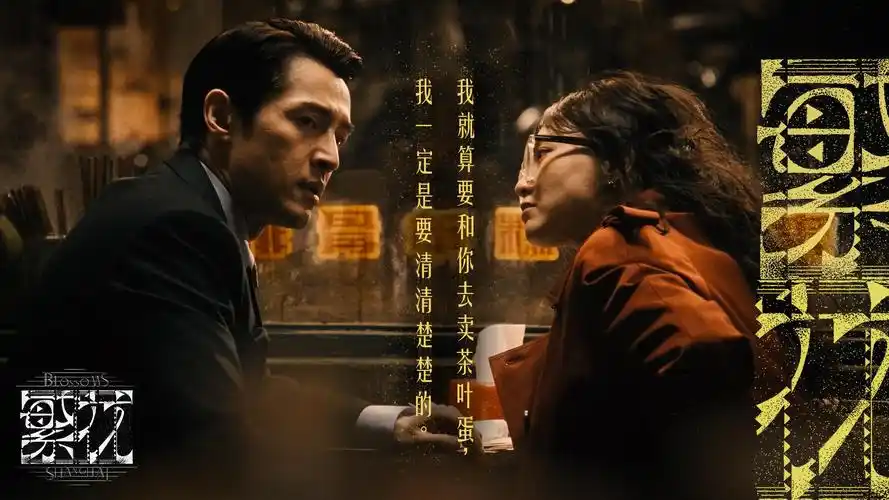 灯串放映室摊位夜间外观，木箱改装的放映台与一串暖黄小灯